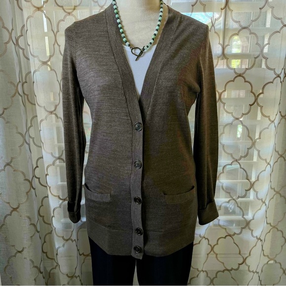 Loft Women's Long Sleeved Cardigan Two Front Pockets Lightweight Size Medium - Picture 1 of 5